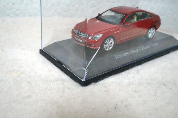  Mercedes Benz E Class купе 1/43 миникар Schuco красный 