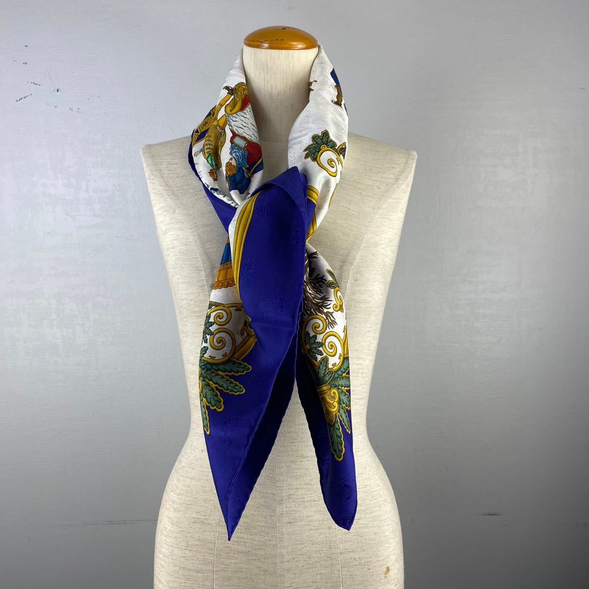 HERMES Joies d' Hiver LARGE SIZE SILK 100% SCARF MADE IN FRANCE/エルメス 冬の愉しみ  シルク100%大判スカーフ