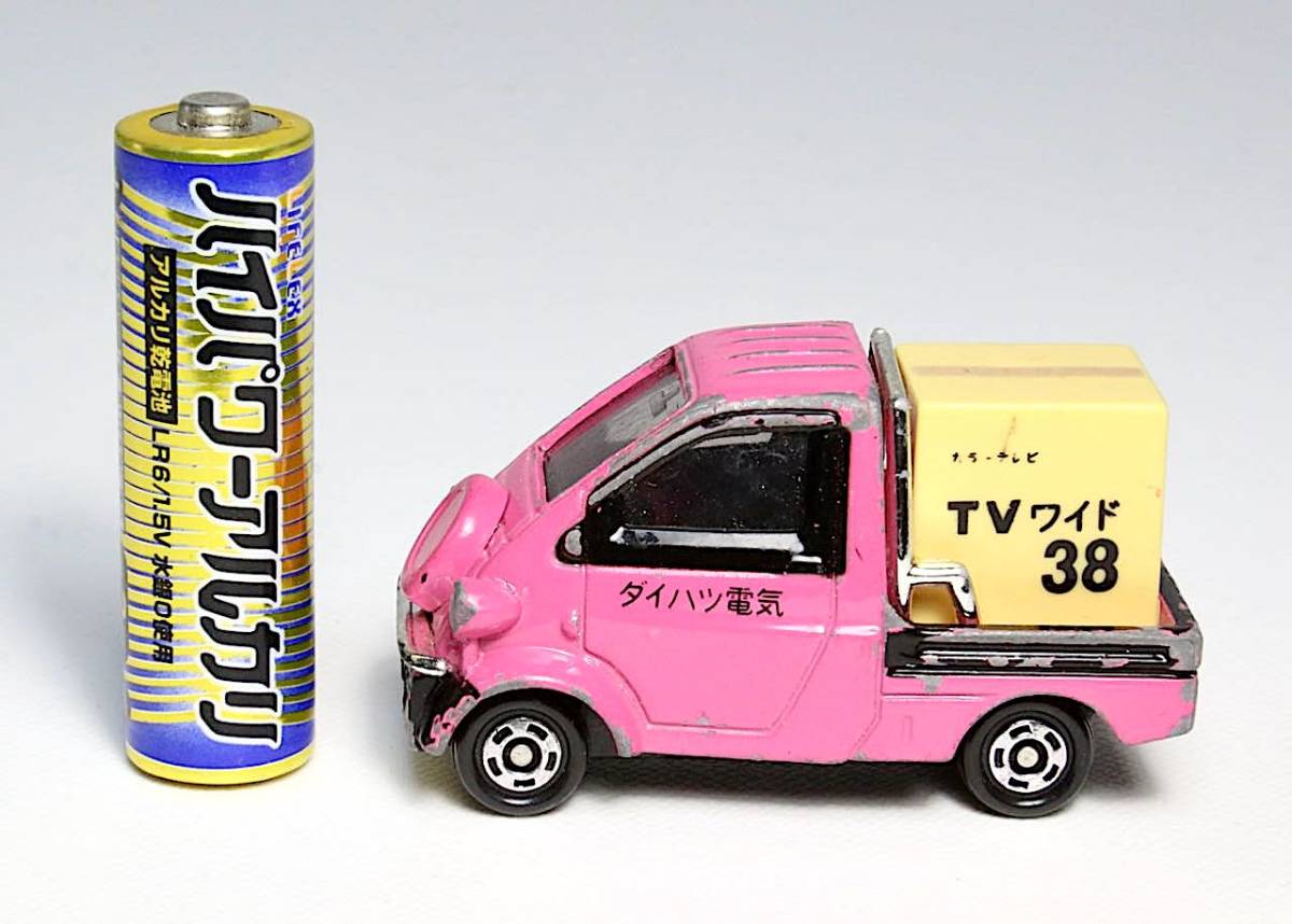 トミカ 1996年ダイハツミゼットII ダイハツ電気バージョン 1/50_単三乾電池(5cm)は、比較対象見本です。