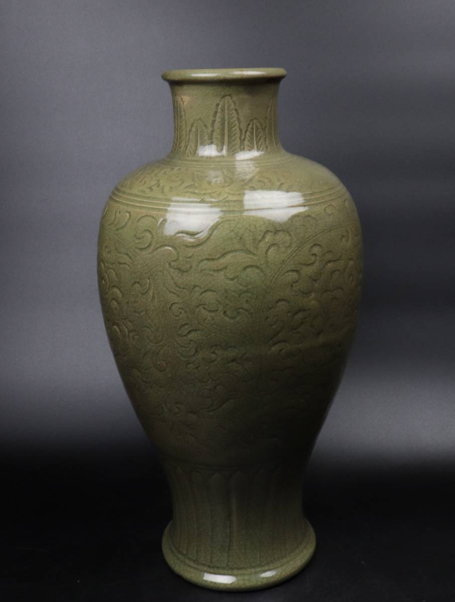 【T804】中国美術 明時代 龍泉窯 青磁 陰刻花文梅瓶 大花瓶_画像2