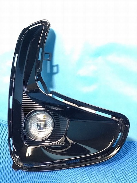【200516】 MXPA10 ヤリス 右フォグランプ ＬＥＤ フォグカバー KOITO 12-611 52112-K0020