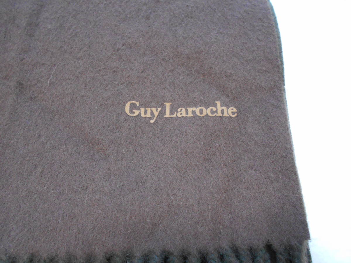 〔 送料無料！ 〕 Guy Laroche ギラロッシュ ブラウン カーキ リバーシブル ウール マフラー ( 暖かい 軽い 巻き物 男女兼用 ユニセックス_ブロンドロゴのアップ