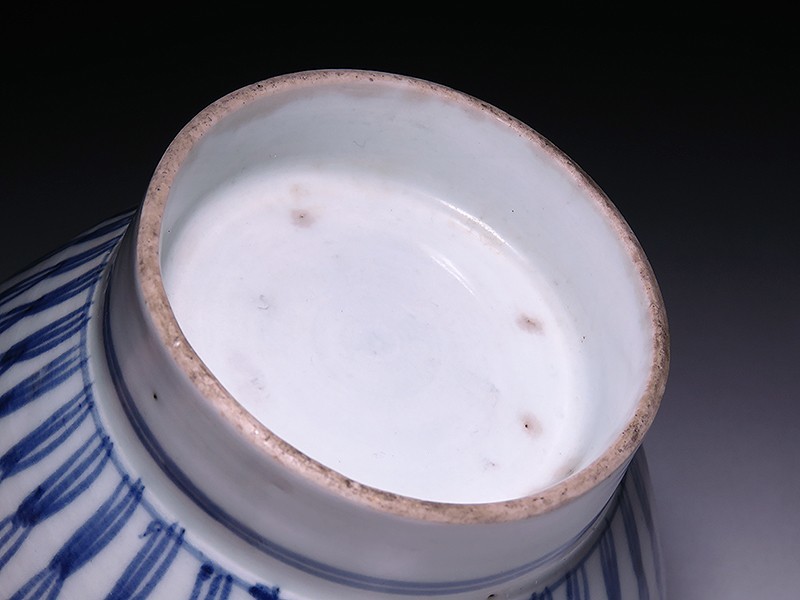 江戸後期から明治.古伊万里焼.染付の蓋茶碗.線描きの模様.無傷.歪み