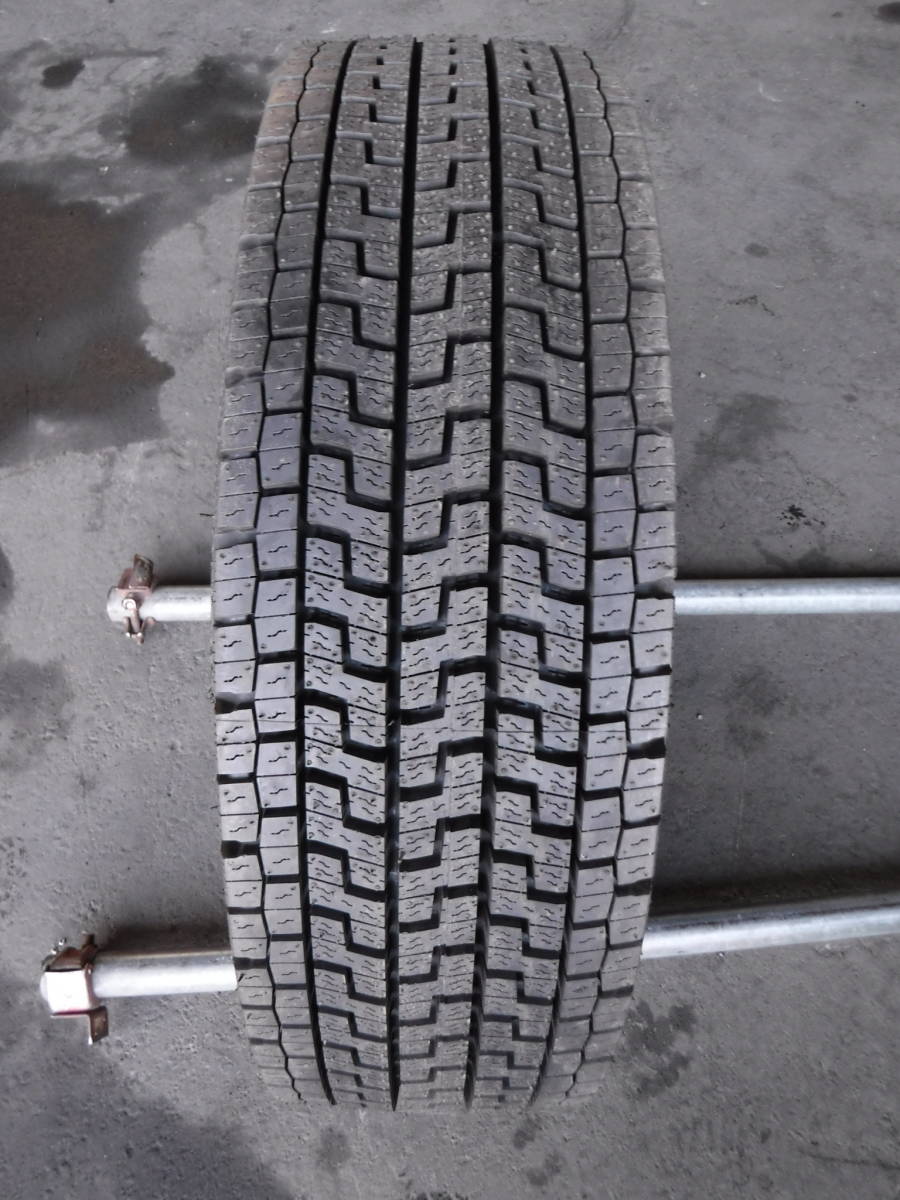 T1433 1本のみ! 未使用品 再生タイヤ スタッドレス 245/70R19.5 136/134J ヨコハマ YOKOHAMA 903ZW 冬 245/70-19.5 245/70/19.5 リトレッド