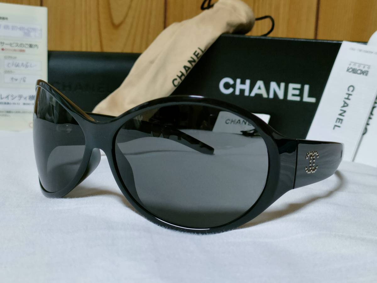  regular new old ultra rare hyde put on same type same color CHANEL Chanel studs CC Logo sunglasses black lock BOX here Mark big lens I wear accessory equipping 