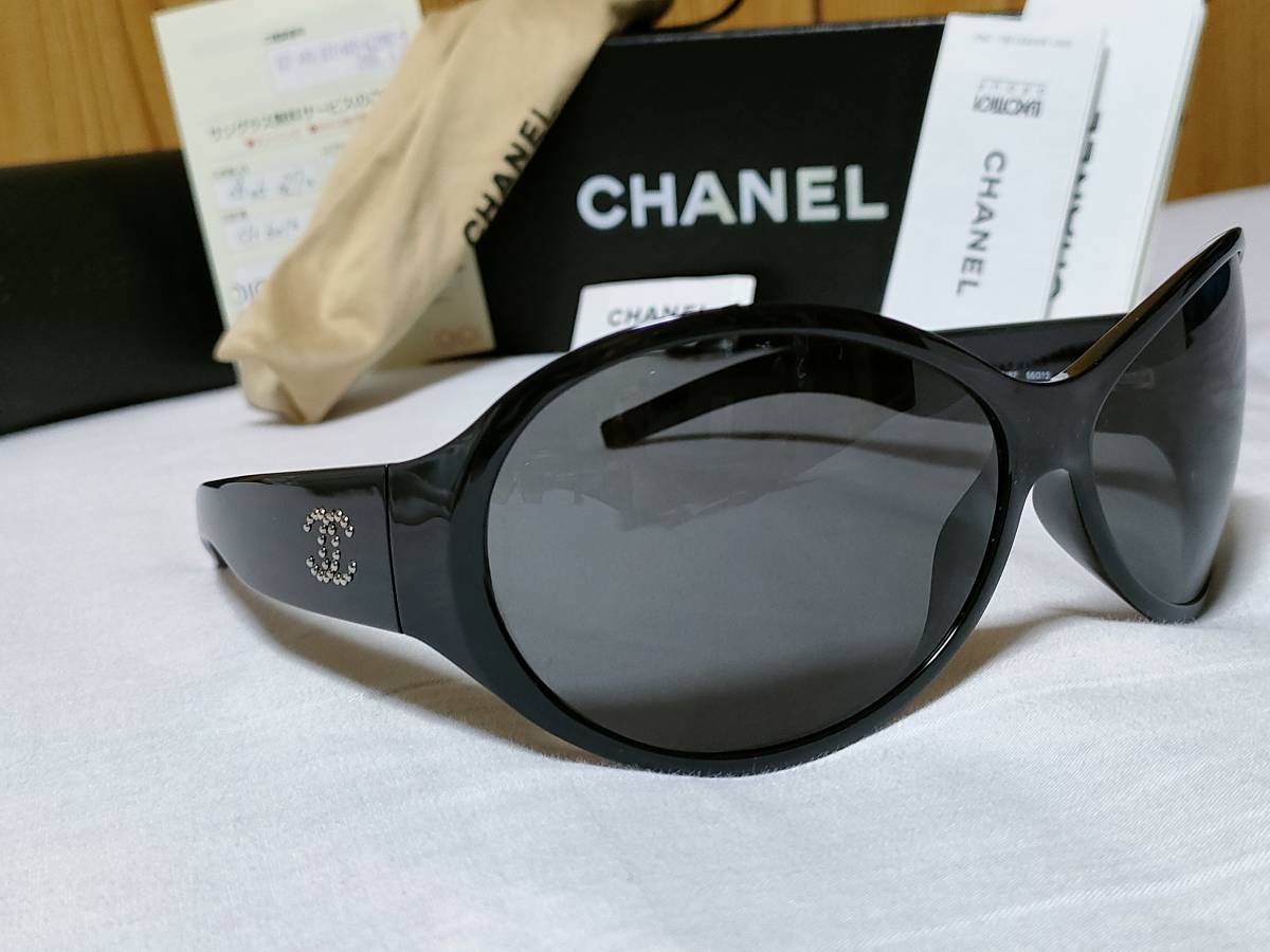  regular new old ultra rare hyde put on same type same color CHANEL Chanel studs CC Logo sunglasses black lock BOX here Mark big lens I wear accessory equipping 