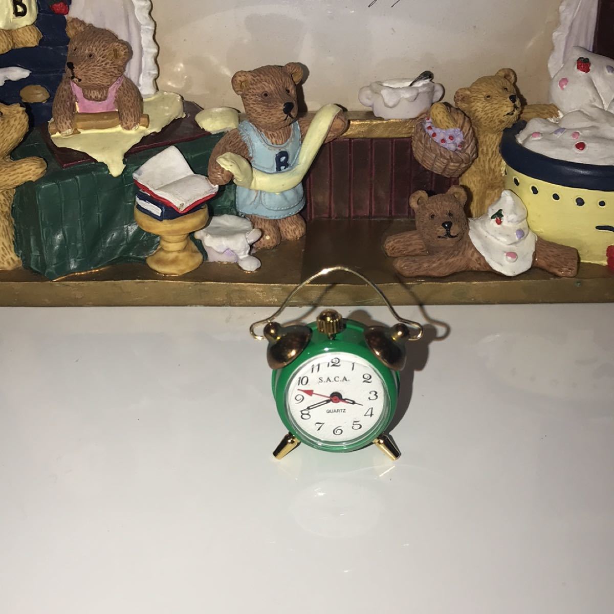 ミニチュアアンティーク置き時計とクマさんの写真立て