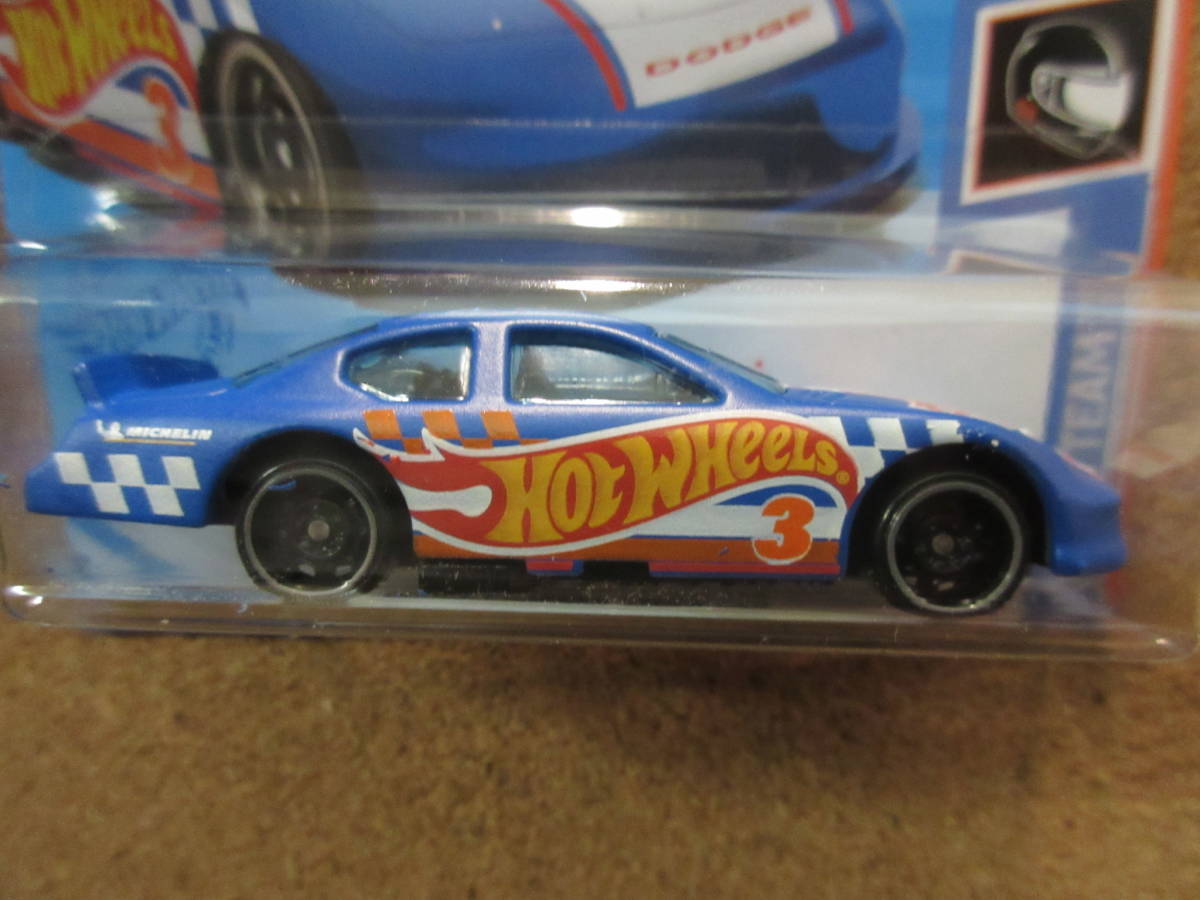 Hot Wheels DODGE CHARGER STOCK CAR HW Race Team 3/10 05ダッジチャージャーストックカー"3", USカード Larry Wood ラリーウッド_画像3