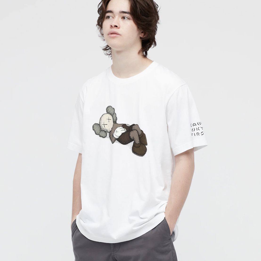 新品XL☆KAWSカウズ×ユニクロUNIQLOコラボTシャツKAWS TOKYO  FIRSTカウズ展WhiteホワイトKAWS:HOLIDAY寝そべるCOMPANIONコンパニオンUT白