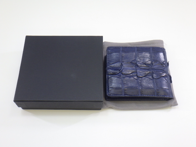 z4B002Z- 未使用 クロコダイル 二つ折り財布 ネイビー系 保存袋・箱付き_画像1