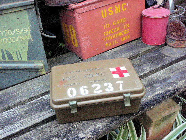 ショッピング安い 米軍放出品 救急箱FIRST AID KIT BOX