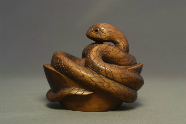 柘植 馬蹄銀に蛇 彫刻 置き物 インテリア 木製 ヘビ 【d5-4_-】_画像1
