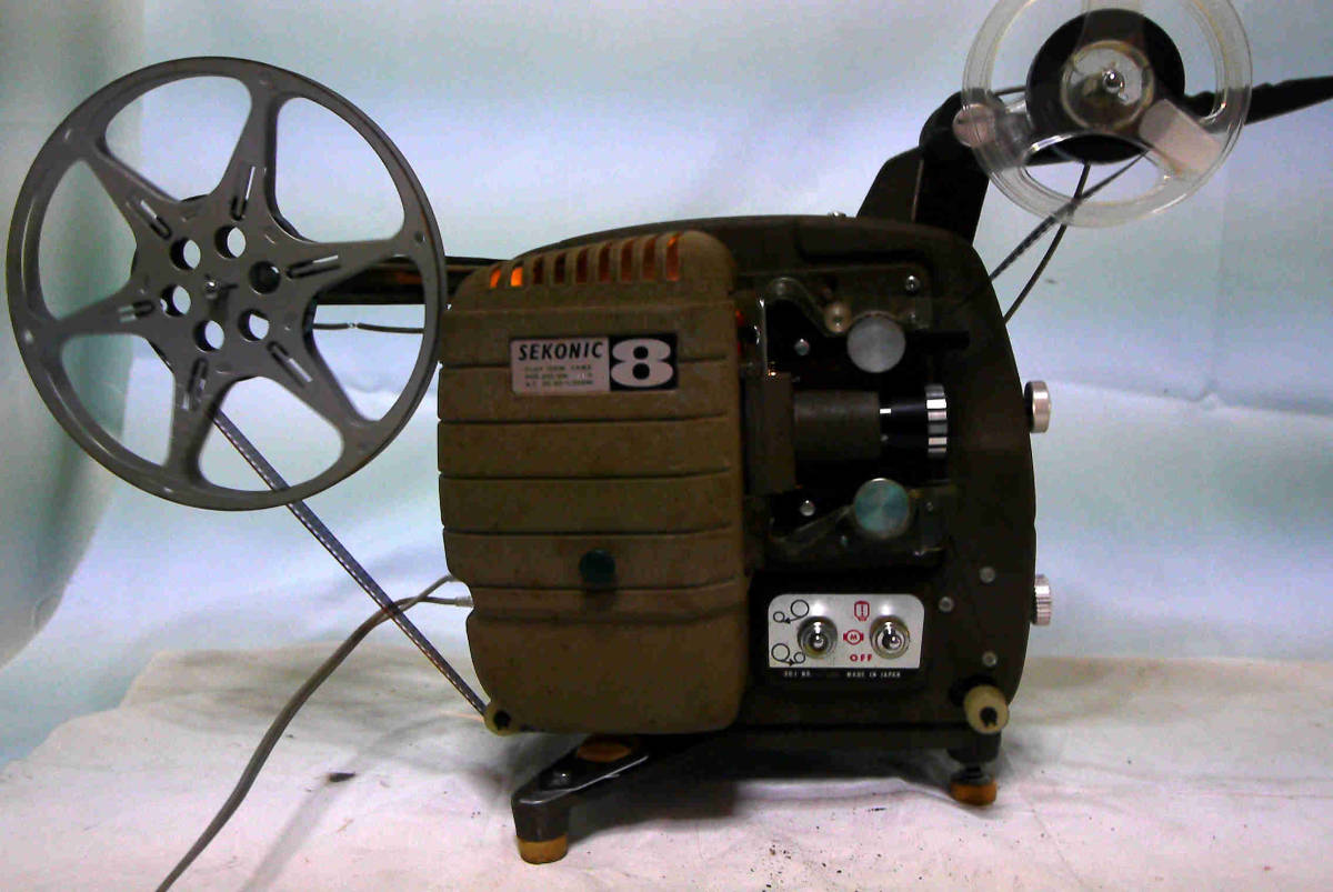 超歓迎 当時も丸いフォルムが人気　セコニック８ミリ映写機　ＳＥＫＯＮＩＣ ８ projector　バック付き　昭和の遺産をぜひ　良きスローライフ時代 8ミリ