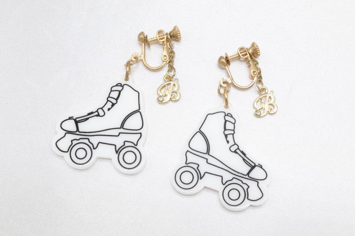 [B361]BANANA CHIPS Banana Chips roller skate print earrings white unused storage goods [ postage nationwide equal 198 jpy ]