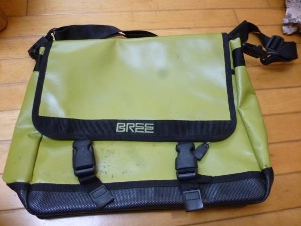  prompt decision *BREEb Lee shoulder bag green with defect 
