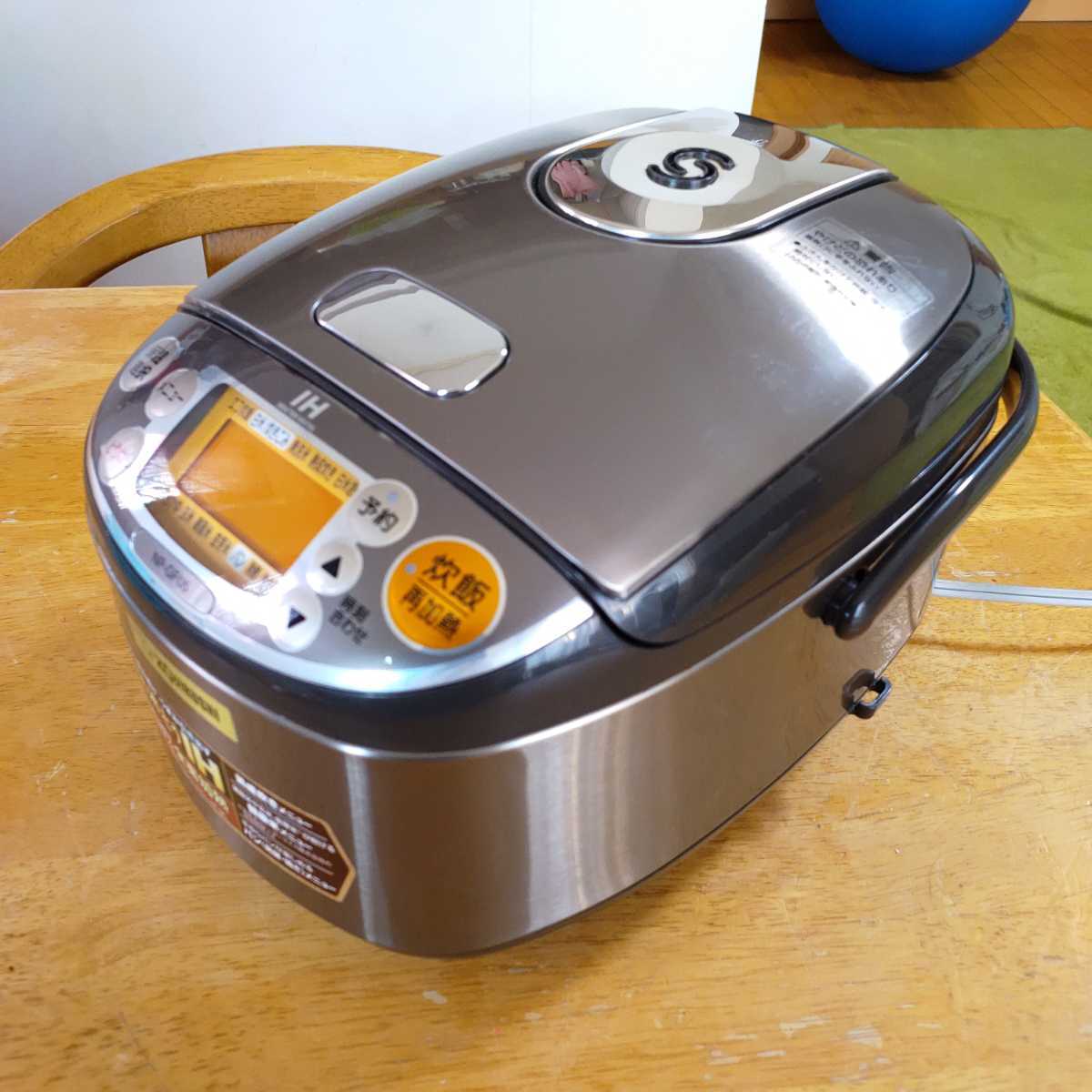 送料無料　IH炊飯器　ZOJIRUSHI NP-GF05-XJ　3合炊き　2014年製　象印炊飯器 