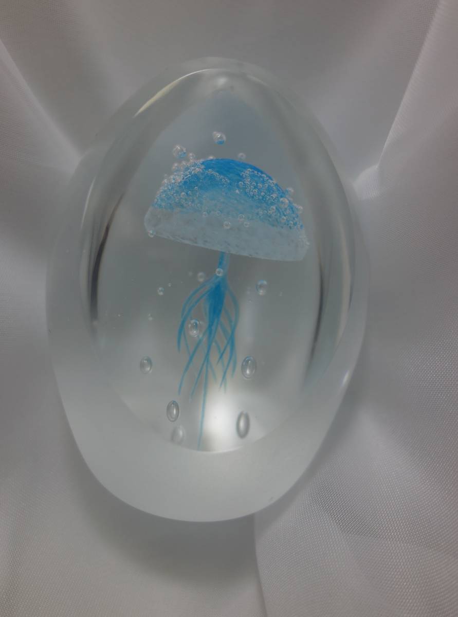海月（くらげ）　ワタナベカズオ アーティストのガラスオブジェ クラゲ 青 カット プラス サンドブラスト製法（底面）LEDスタンド付属