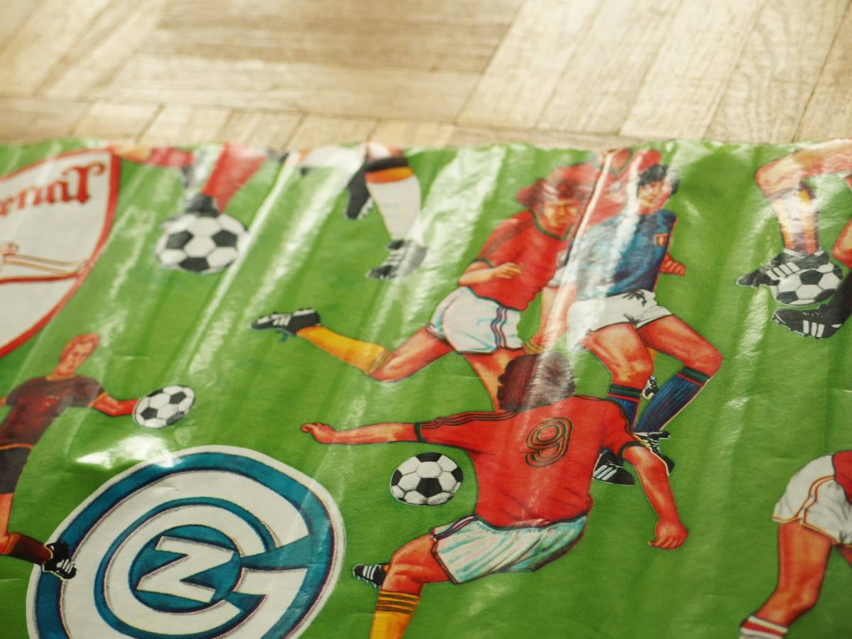 在庫わずか！スイス製 ヴィンテージ＆レトロ ラッピングペーパー,包装紙 (レトロなサッカーシーン リアルマドリッド アーセナル ACミラン)_長年丸められたままですので、うねり少々。
