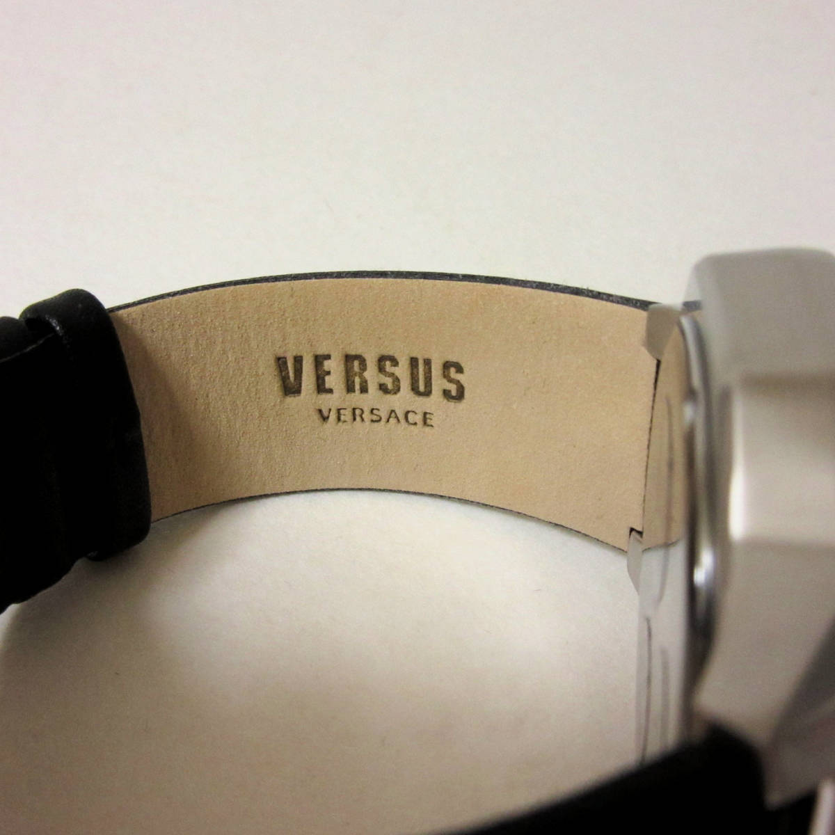 新品箱入 VERSUS VERSACE ヴェルサス ヴェルサーチ オクタベゼル メンズ クロノグラフ 腕時計 ウォッチ シルバー レザーベルト 黒 45mm_画像5