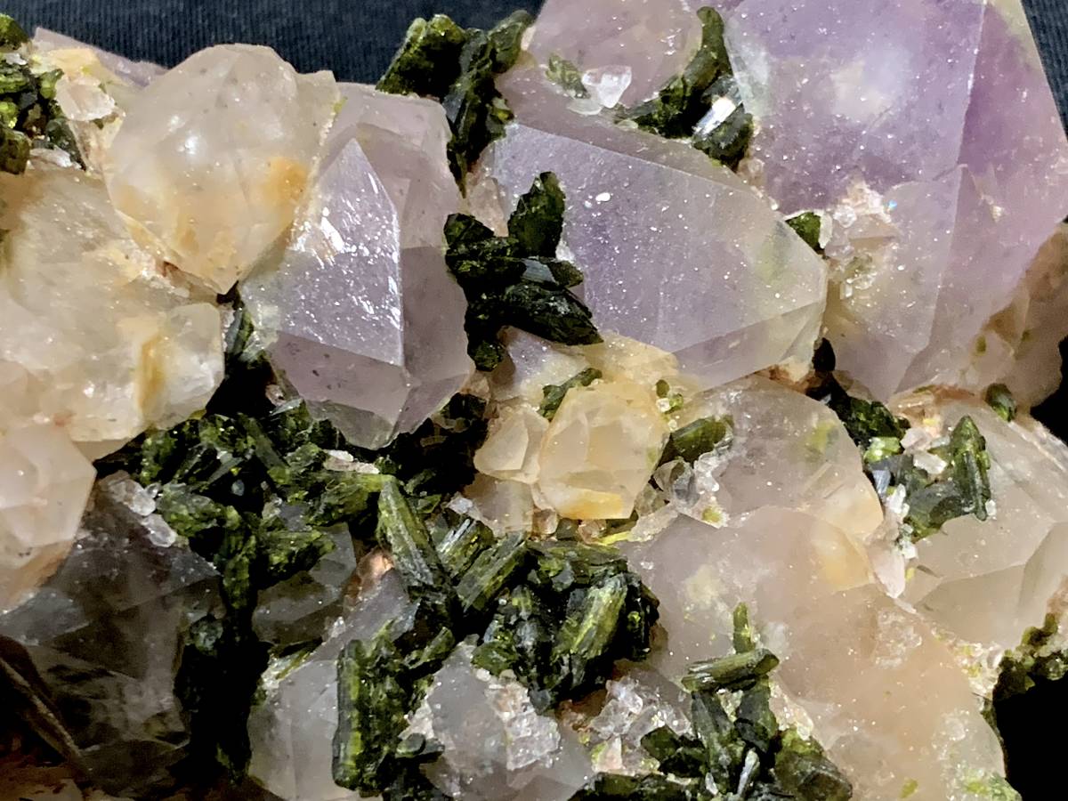 水晶と緑簾石・195g（中国産鉱物標本）