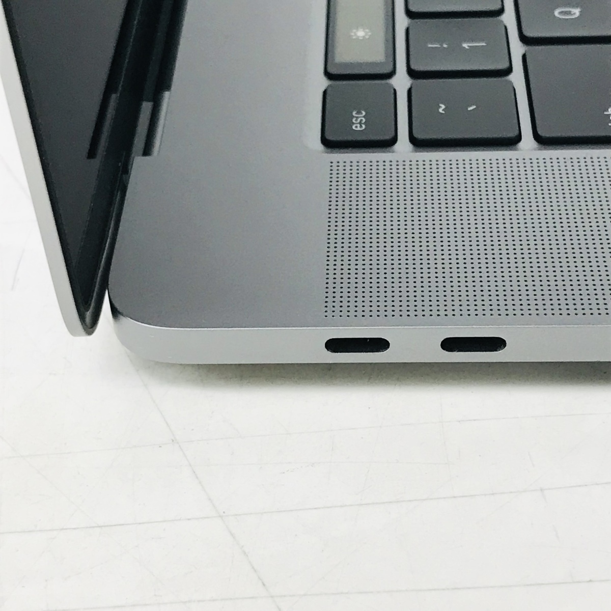 美品 MacBook Pro Touch Bar＋Touch ID 16インチ（Late 2019） Core i9 2.3GHz/32GB/SSD 1TB スペースグレイ MVVK2J/A_画像3