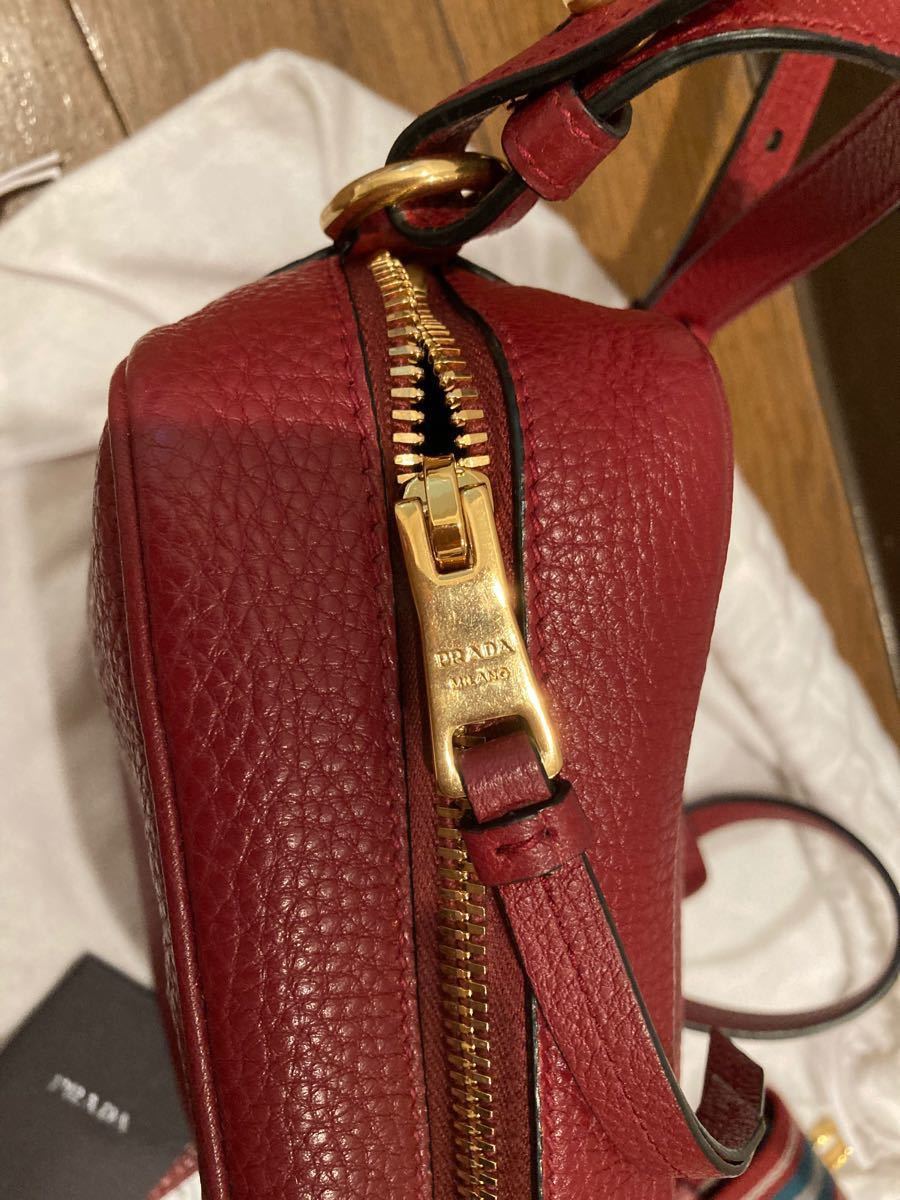 正規品美品PRADA *カーフレザーショルダーバッグ(ベルトは2種類付き)ユーズドです。