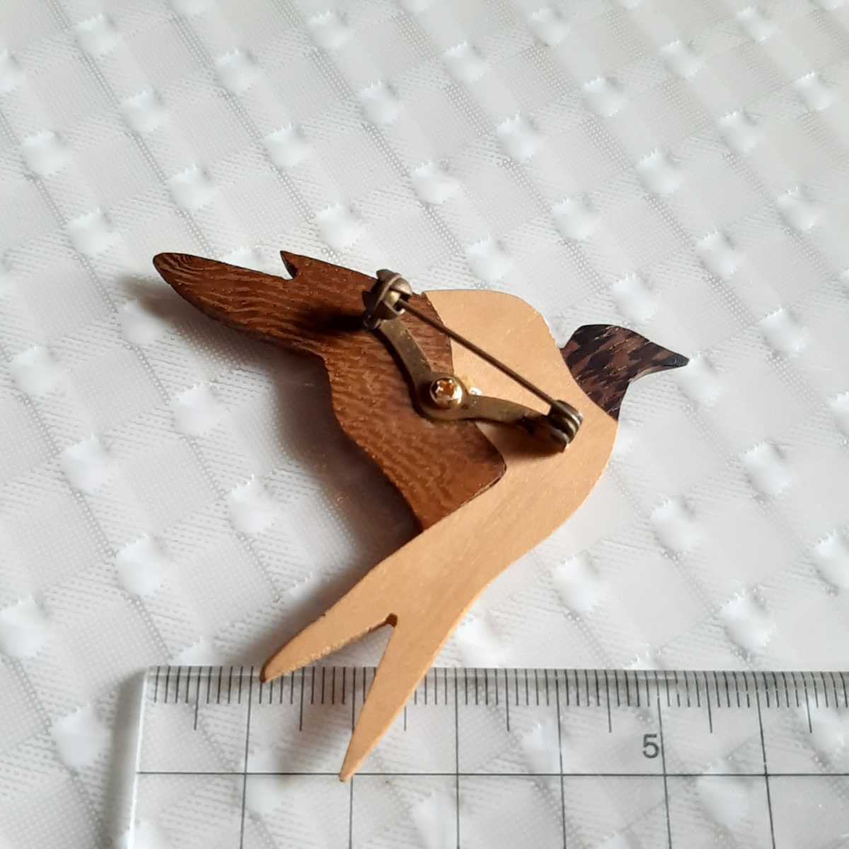 ブローチ 【B173】 木製 鳥 バード 寄せ木 木彫り 彫刻 アニマル ピン