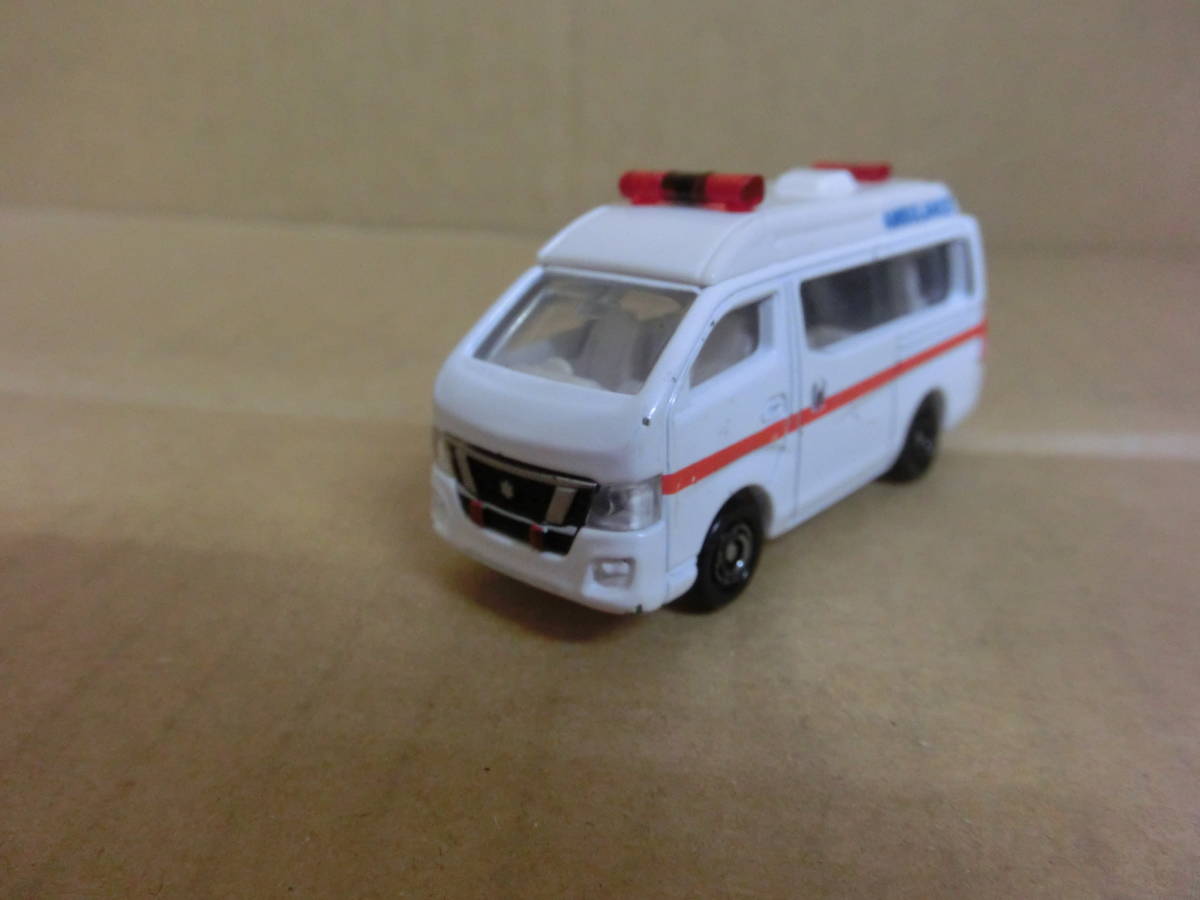 【中古品】トミカ 日産　NV350 キャラバン 救急車 2012 NO.18 白 1/80 ベトナム製_画像1