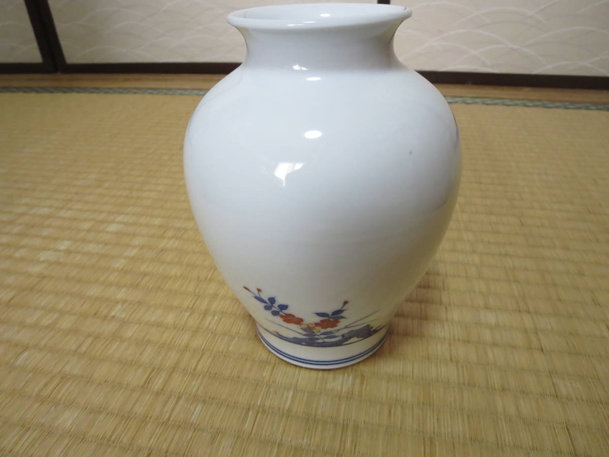 人間国宝十三代酒井田柿右衛門・染錦岩牡丹文花瓶・共箱・高さ16ｃｍ