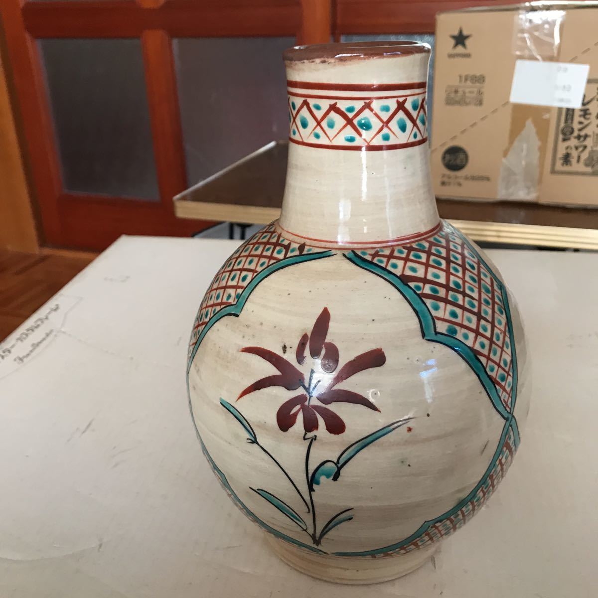 霧島焼きです、花瓶 です、美しい花瓶です。南国特有の温かみを感じます、手書きで描かれています、昭和４０年以上前に作りたものです_画像3