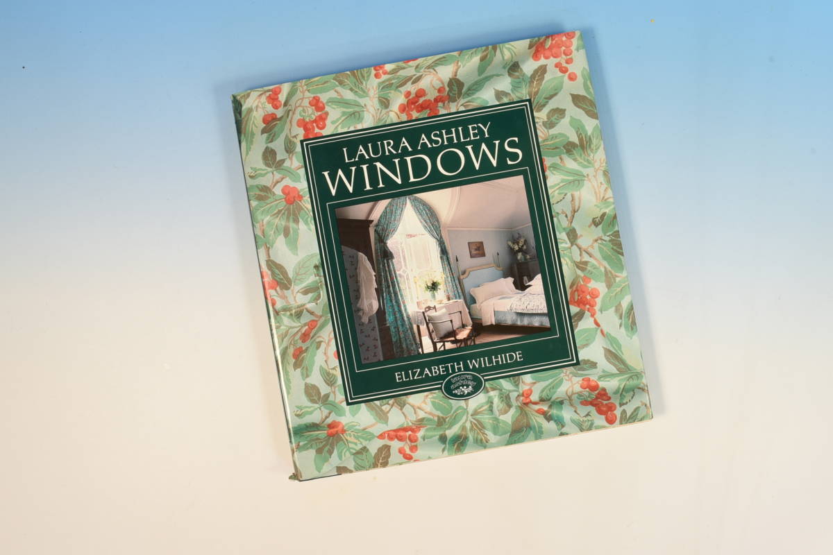 洋書写真集　「WINDOWS」LAURA ASHLEY・ローラアシュレイ・ハードカバー・113ページ