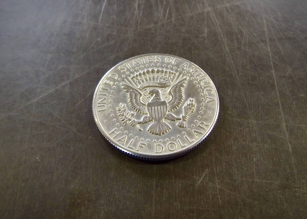 アメリカ銀貨　準未使用　1968年D刻印　ケネディ50セント銀貨　送料無料（12619）シルバー400　USA貨幣　ハーフダラー_画像2