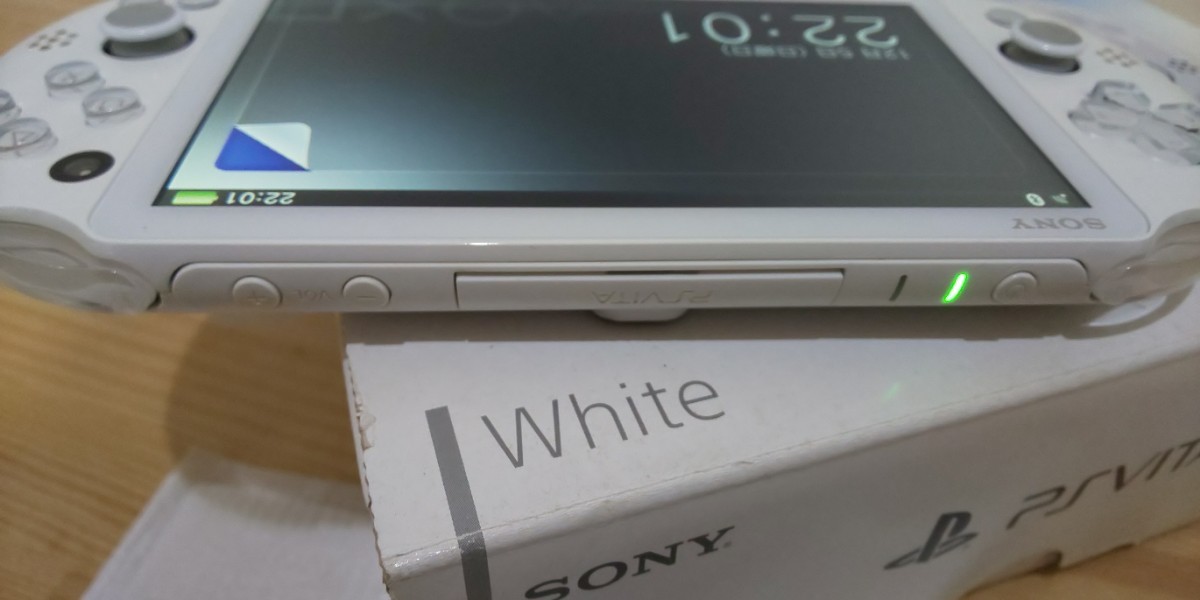 PlayStation Vita Wi-Fiモデル PCH-2000  ホワイト 美品