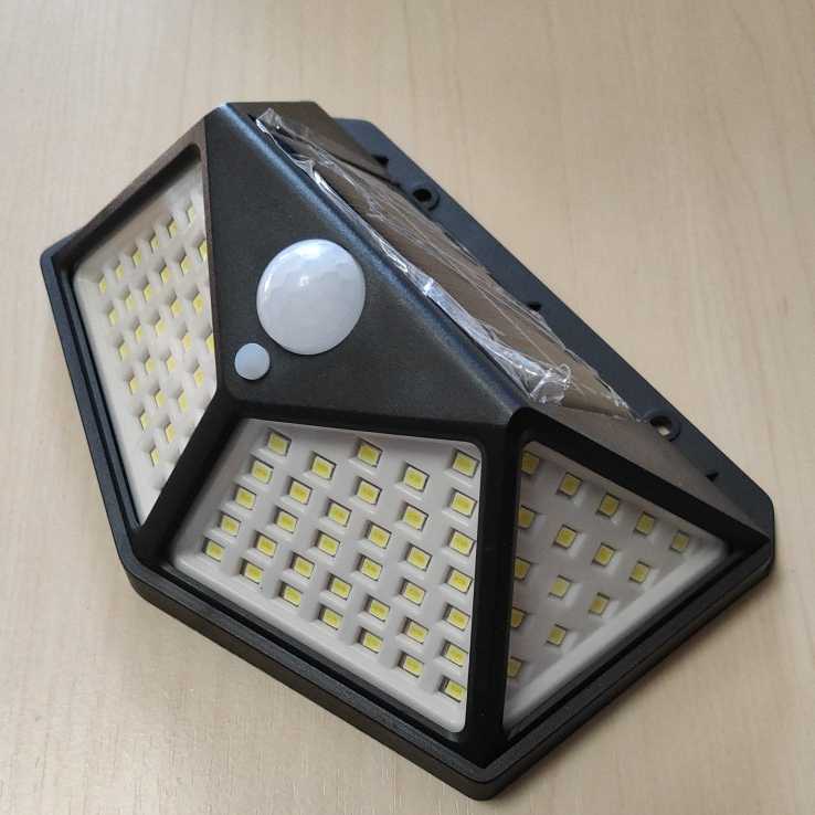 □100灯LED ソーラーセンサーライト 防水 超強力 人感センサー付 ポーチライト 太陽光で充電_画像2