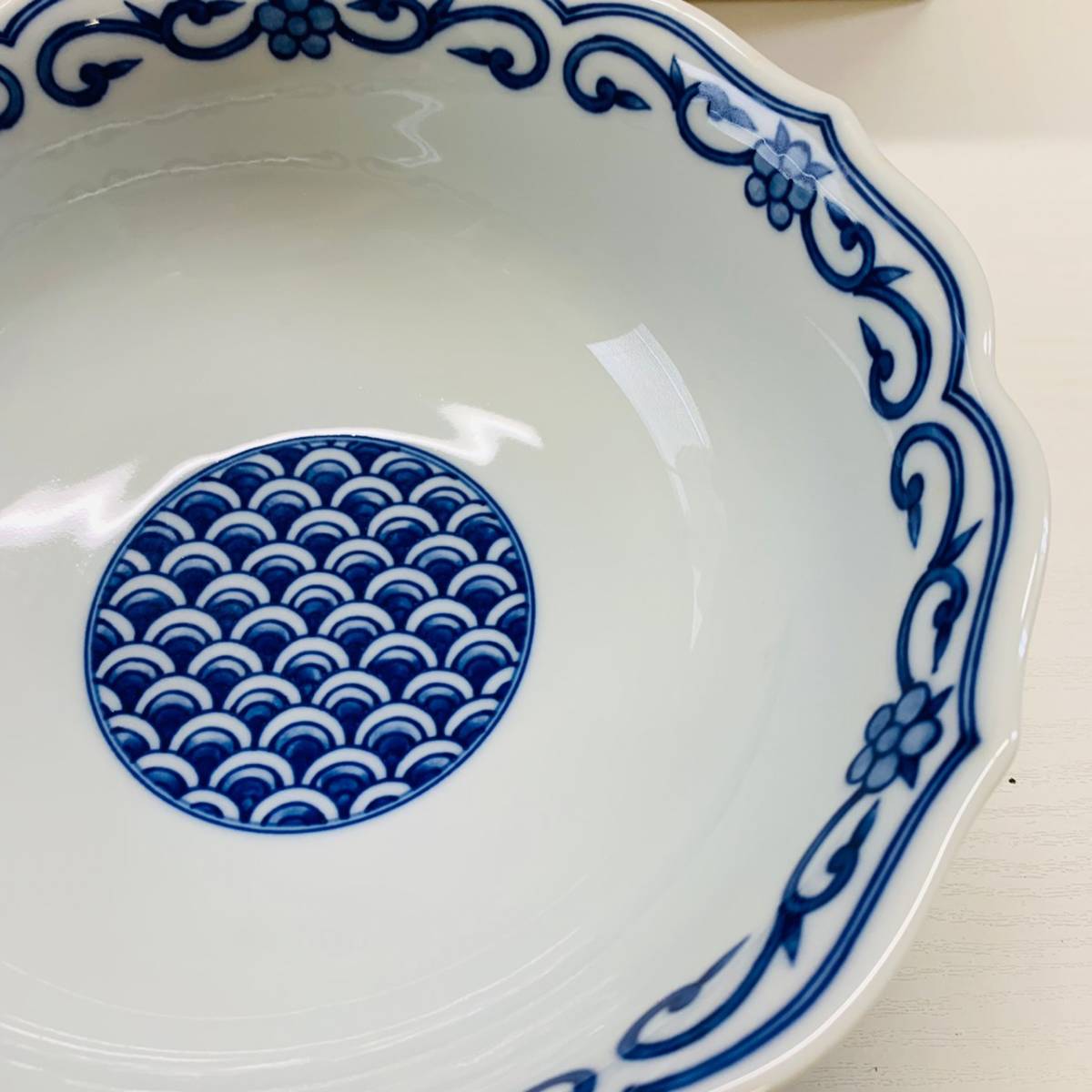 【箱付】たち吉 染付唐草 七・七寸 盛鉢 211-015 ブランド食器_画像2
