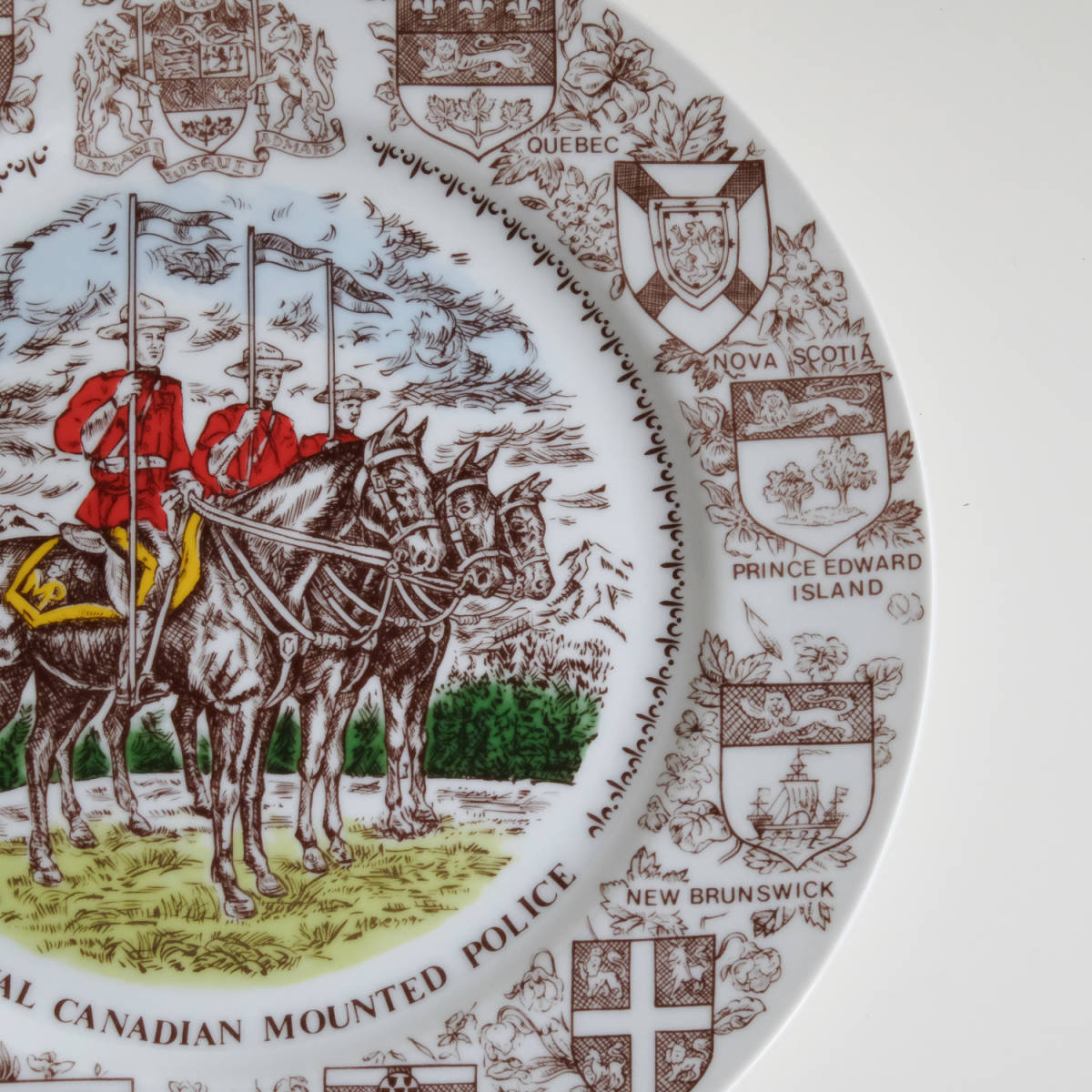 王立カナダ騎馬警察 王立カナダ国家憲兵 飾り皿 直径約26cm 騎馬隊 大皿 THE ROYAL CANADIAN MOUNTED POLICE _画像6