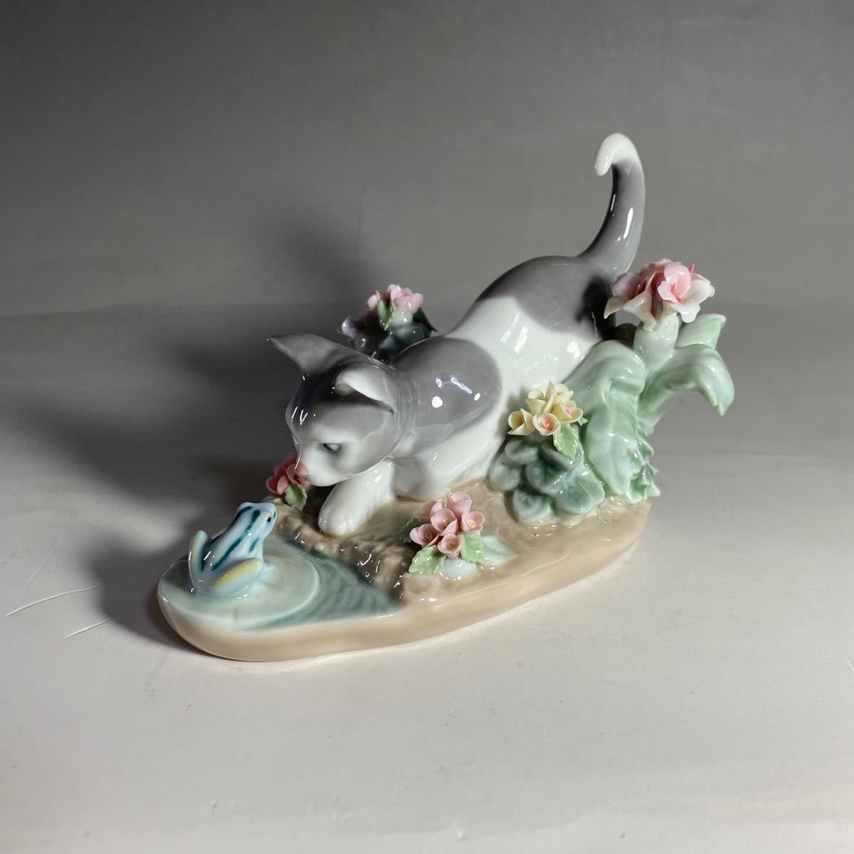 269/ リヤドロ Lladro 動物にらみ合い 猫とカエル フィギュリン-