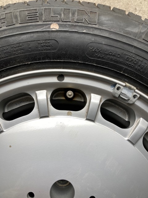 ベンツW126 R107 純正15インチアルミホイールとタイヤ 2