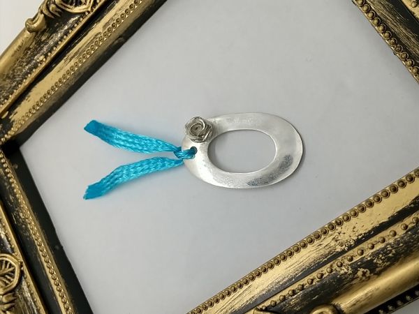 ハンドメイド　シルバー薔薇がアクセントのブックマーカー（しおり）