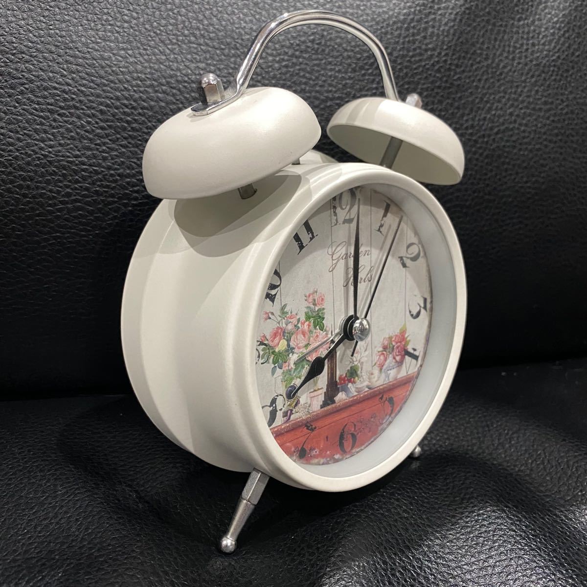 時計 目覚まし時計 花柄 ヴィンテージ レトロデザイン 卓上 置時計 ホワイト 白 訳あり