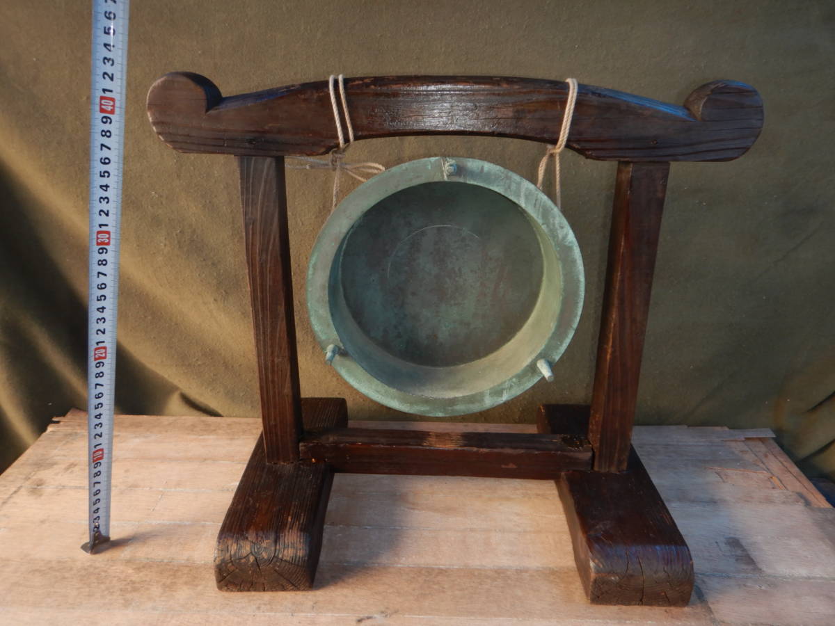 時代もの どら 銅鑼 木枠台 鐘吊り台 仏教美術 茶道具 銅製 真鍮製 撞木 法具 仏具 茶席 茶会 伏鉦 鉦鈷 鉦吾 叩鉦 鳴り物 磬子 鐘 梵鐘