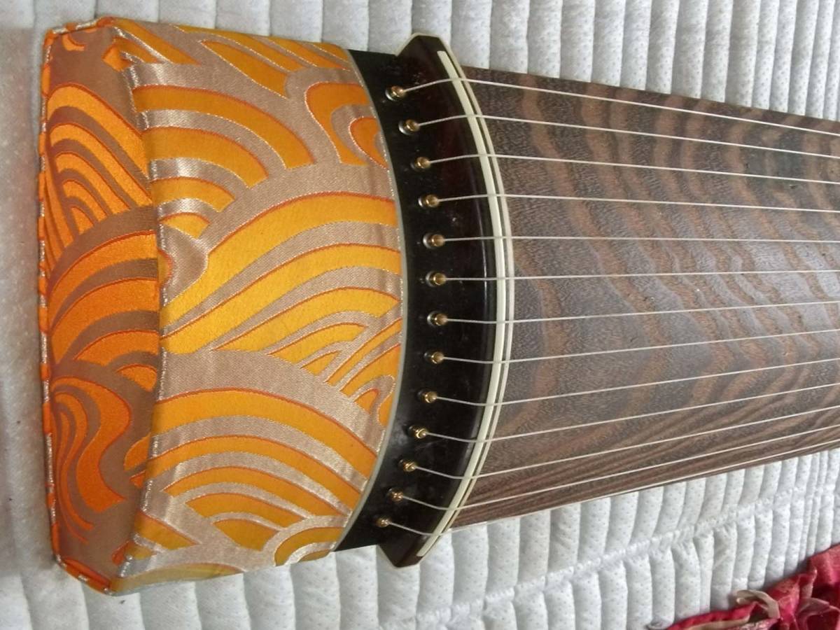 高級お琴 くり甲 綾杉彫り 在銘/秀甫 13弦 / 和楽器 弦楽器 / 神奈川県