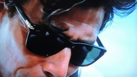 .... san "надеты" модель Giorgio Armani солнцезащитные очки цвет отличается. такой же модель .. нет ..joru geo Armani Brown 
