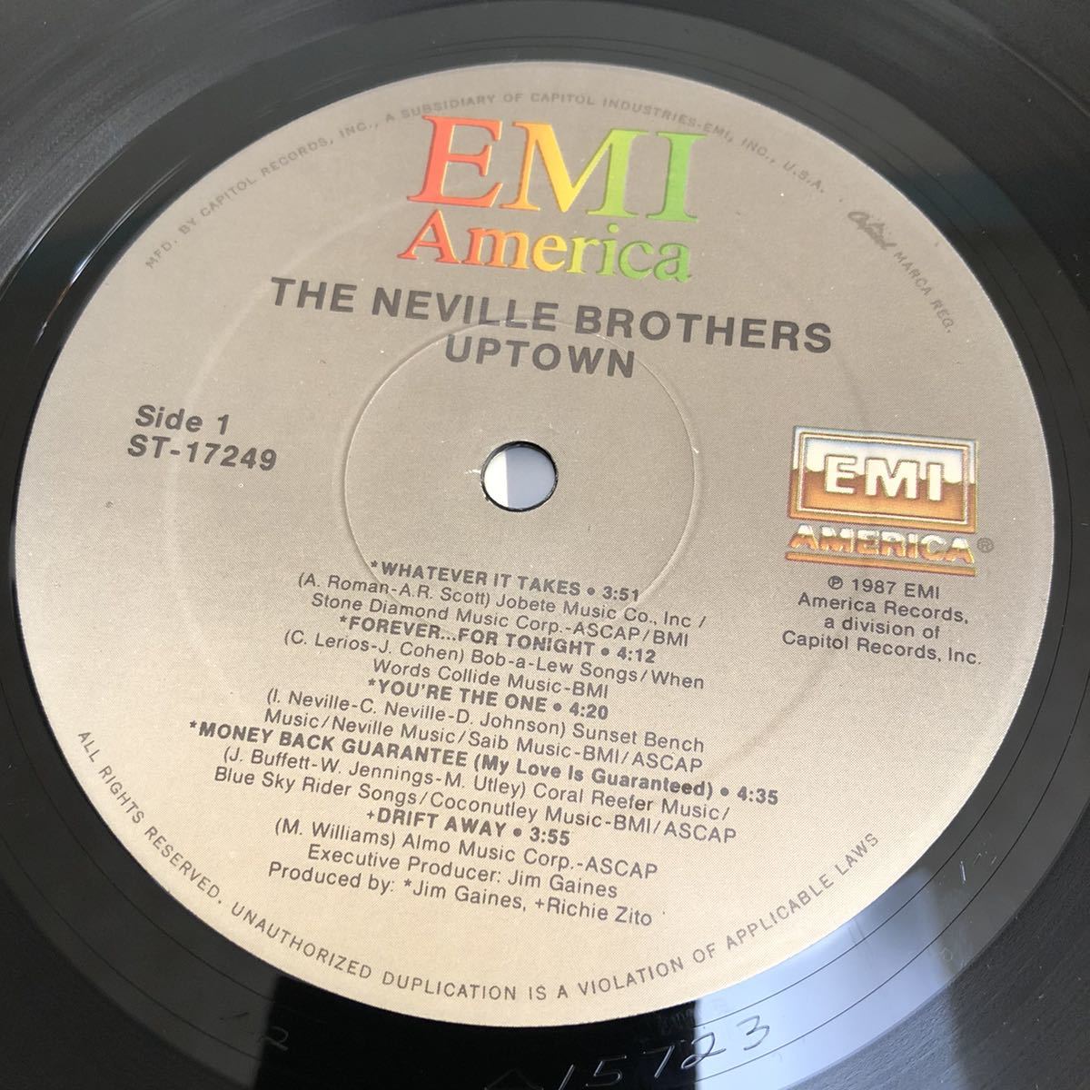 【US盤】The Neville Brothers UPTOWN ネヴィルブラザーズ　/ LP レコード / ST17249 / 英字歌詞スリーブ有 / 洋楽R&B /_画像8