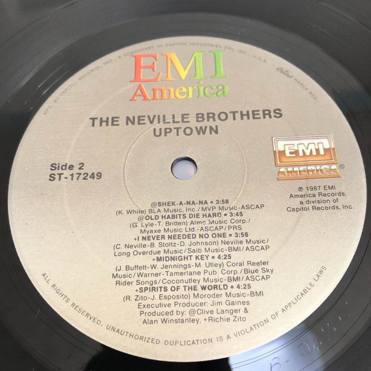 【US盤】The Neville Brothers UPTOWN ネヴィルブラザーズ　/ LP レコード / ST17249 / 英字歌詞スリーブ有 / 洋楽R&B /_画像10