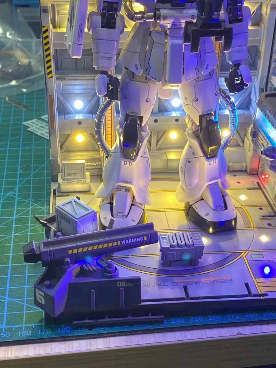 格安SALEスタート! ジオラマ作品 ガンダム 横 基地(縦31cm 格納庫 システムベース 完成品