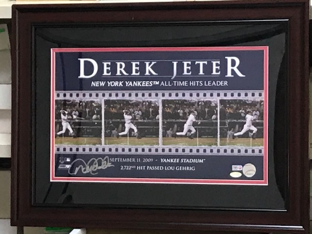 DEREK JETER　直筆サイン入り　2009.9.11 ルー・ゲーリッグの安打記録を抜いた記念の額（約44×59cm）STEINER, MLB.com 証明付_画像1