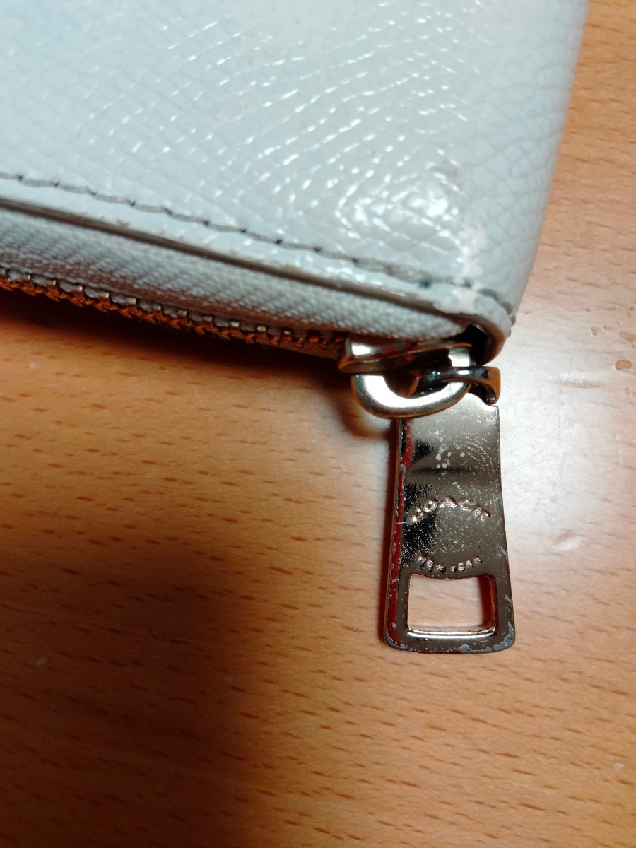 オシャレで優雅な気品のある白の長財布 　ケイト・スペードニューヨーク 本皮長財布 ラウンドファスナー　内側も比較的綺麗な状態