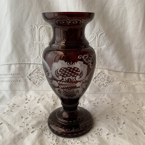 ボヘミアクリスタルガラス製 エーゲルマンレッド 伝統的工芸品 チェコ・スロバキア カットガラス 花瓶 フラワーベース