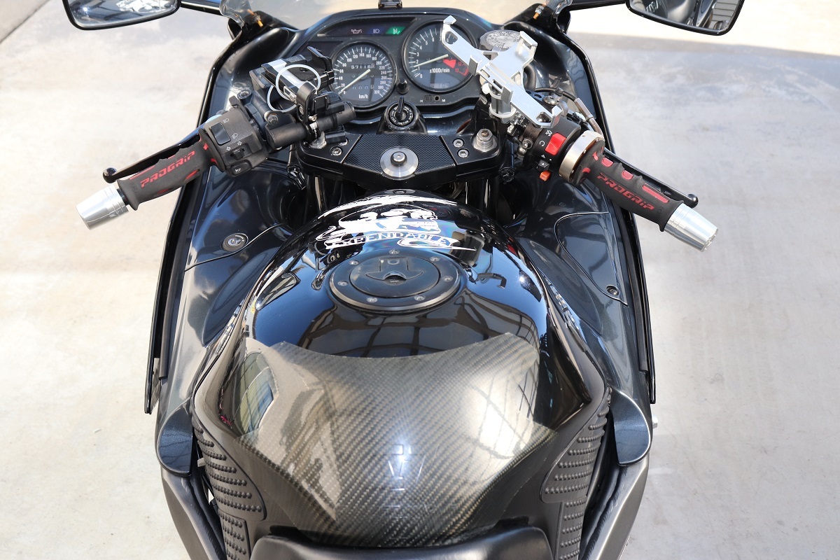 ZZR1100 黒フレームD型の後期320kmメーターフルパワー ZZ ZZR1100 黒フレームD型の後期320kmメーターフルパワー ZZ